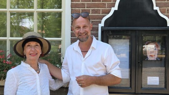 Beeldend kunstenaar Olga van der Klooster en ik poseren voor het museumkastje in Heemstede