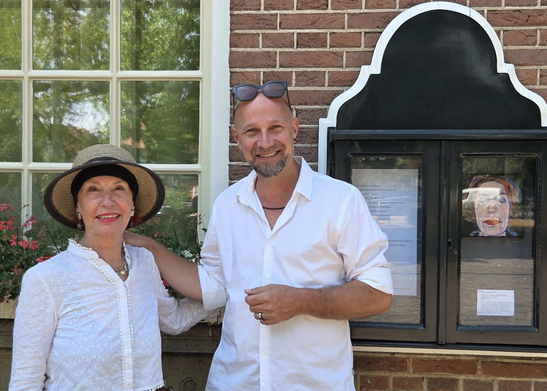 Beeldend kunstenaar Olga van der Klooster en ik poseren voor het museumkastje in Heemstede